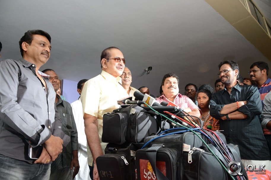 1-Nenokkadine-Hungama-at-RTC-Cross-Roads